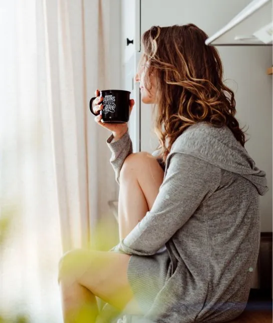 kobieta pijąca pyszną kawę