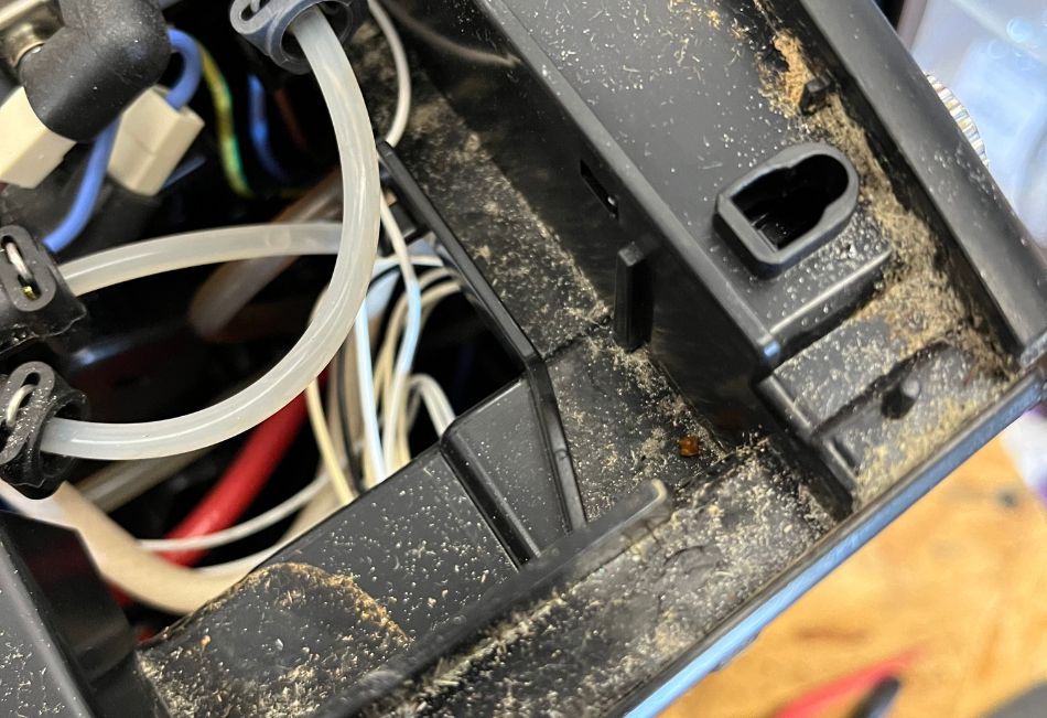 brudny ekspres do kawy w środku